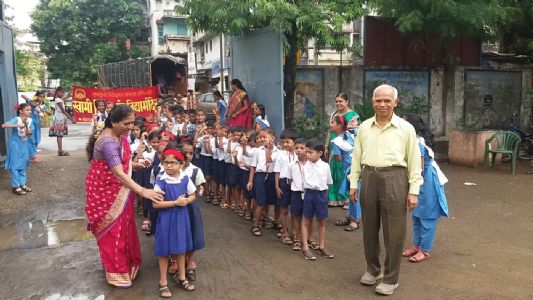 स्वामी विवेकानंद शाळा दत्तनगर यांनी नवीन विद्यार्थ्यांचे स्वागत केले
